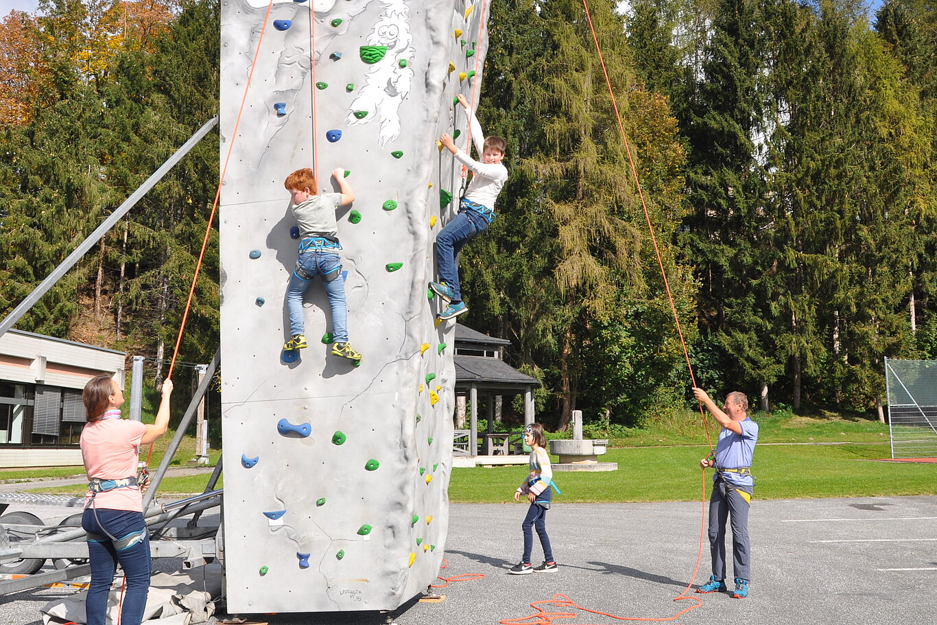 Foto: KJS Salzburg Kinder klettern auf Kletterturm