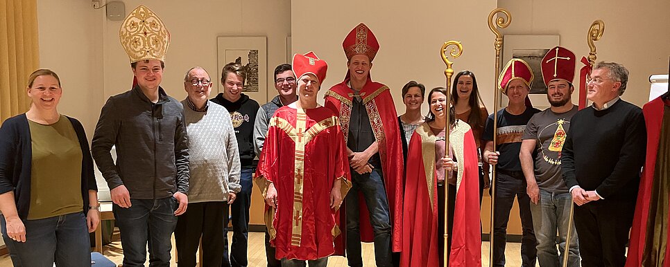 Foto: KJS Salzburg Gruppenfoto aller Nikolaus-Darsteller:innen bei der Nikolausschule