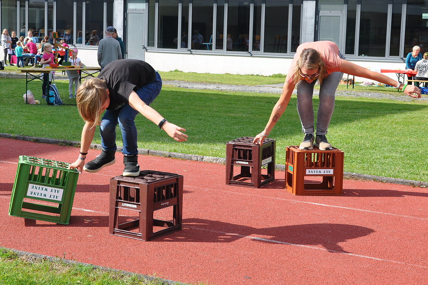 Foto: KJS Salzburg Zwei Kinder überwinden auf Getränkekisten eine Strecke.