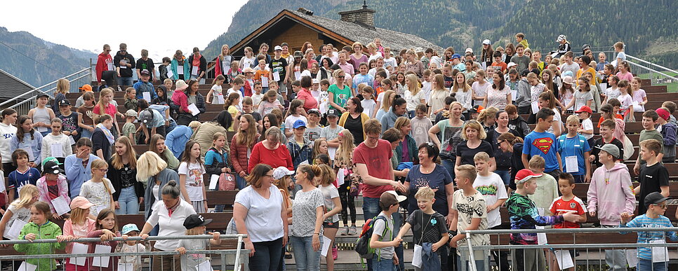 Jungscharkinder und Ministrant:innen bei der Begrüßung zum Kinderfest in St. Veit. Über 300 Kinder sind gekommen.