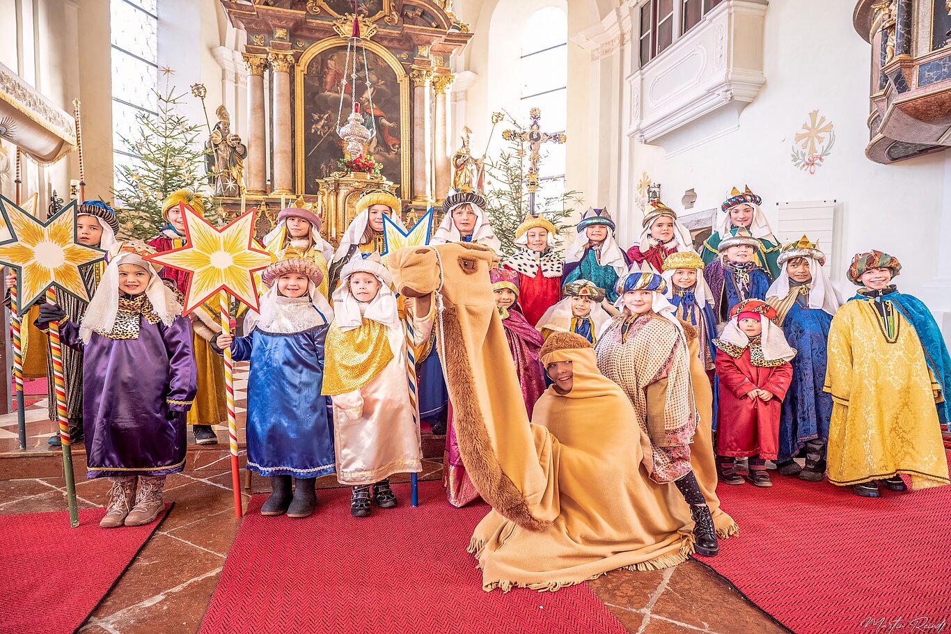 Sternsingerkinder aus St. martin bei Lofer mit verkleidetem Kamel