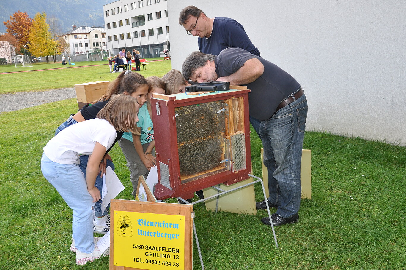 Foto: KJS Salzburg Ein Imker erklärt Kindern einen Bienenstock