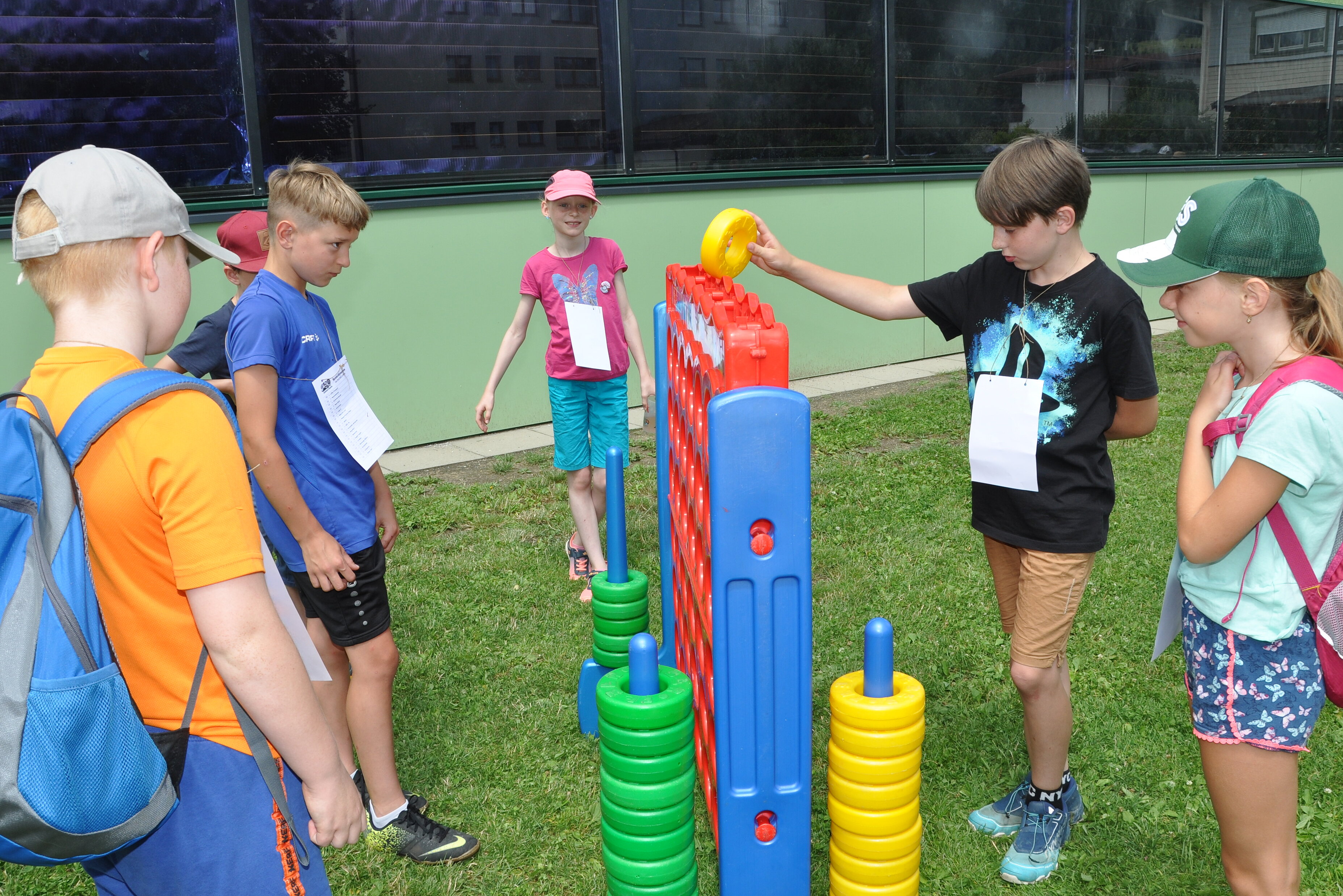 Kinder spielen gemeinsam Riesen-4-Gewinnt