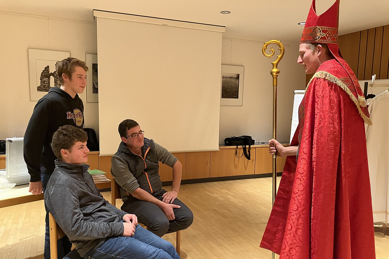 Foto: KJS Salzburg Ein Teilnehmer übt seinen Auftritt als Nikolaus-Darsteller vor anderen Teilnehmer:innen der Nikolausschule