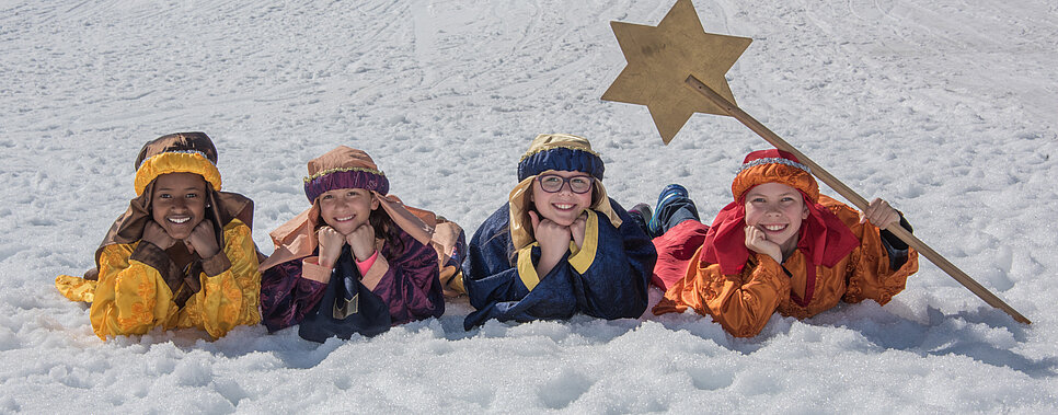 Foto: DKA Österreich Sternsinger liegend im Schnee